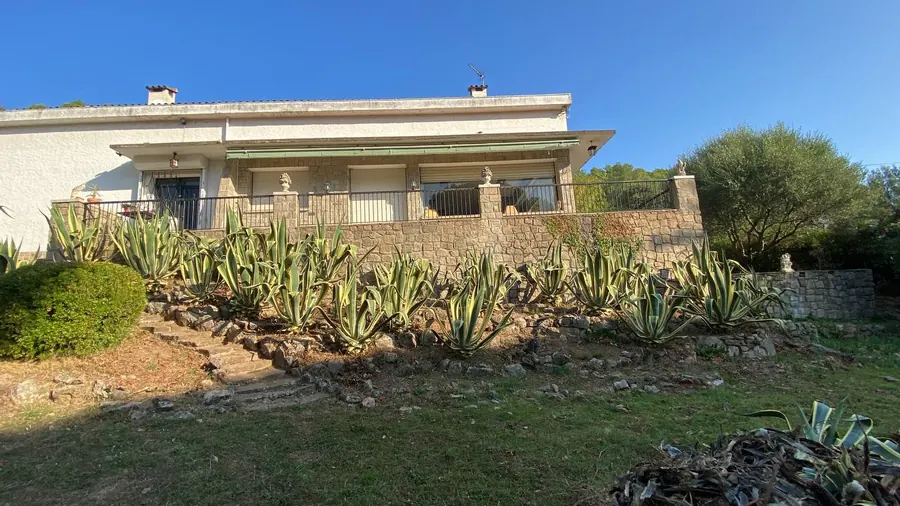 Talus planté d'agaves sur gravier devant une bastide aux Adrets-de-l'Estérel