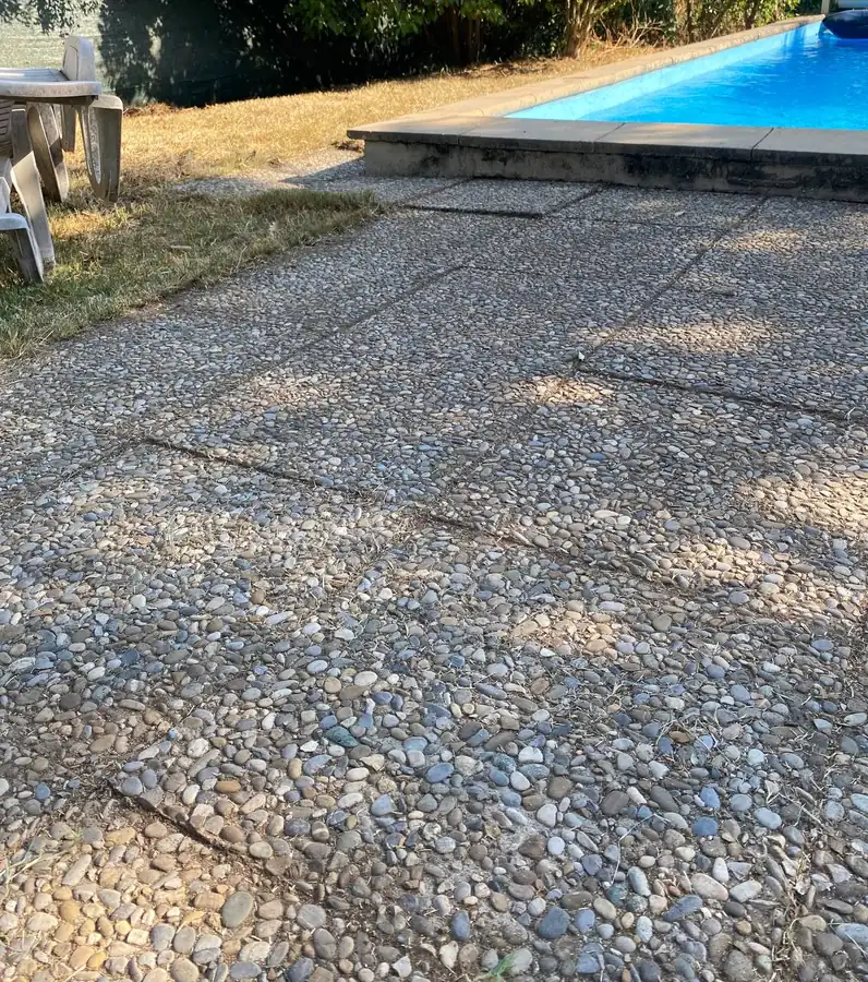 Dalles de galets lavés au bord d'une piscine à Agay